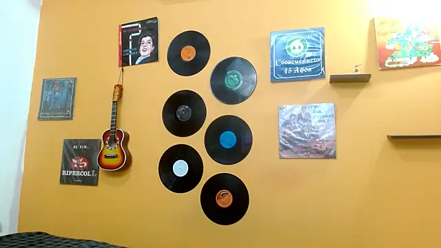 skinnyverus18 online show from October 17, 7:06 pm