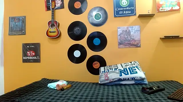 skinnyverus18 online show from November 1, 7:40 pm