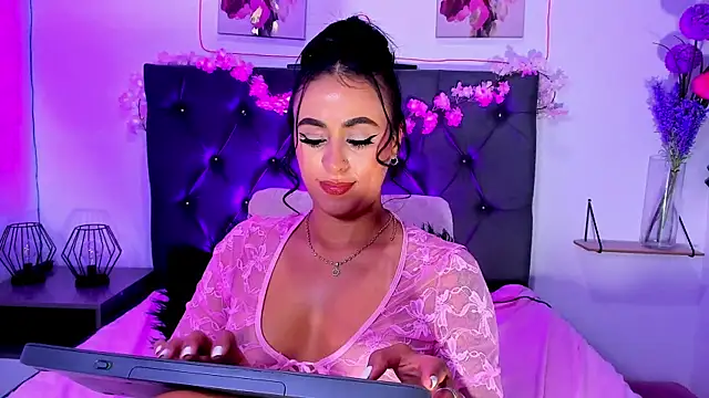 SagiraBelle online show from April 16, 9:39 pm