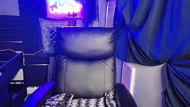 chicanachic13 online show from January 18, 7:59 am