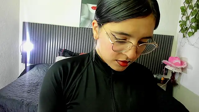 Snapshot of Saraah_Dark chatting on September 30, 3:34 am Saraah Dark online show from September 30, 3:34 am