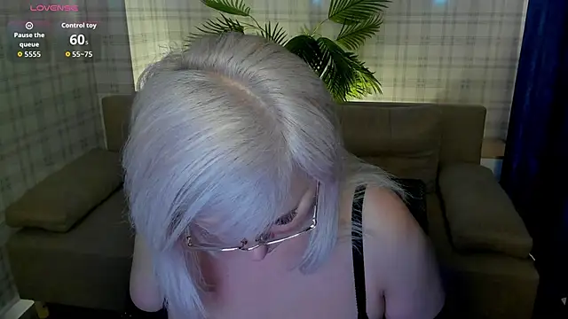 Hella Fabel online show from December 15, 1:22 am