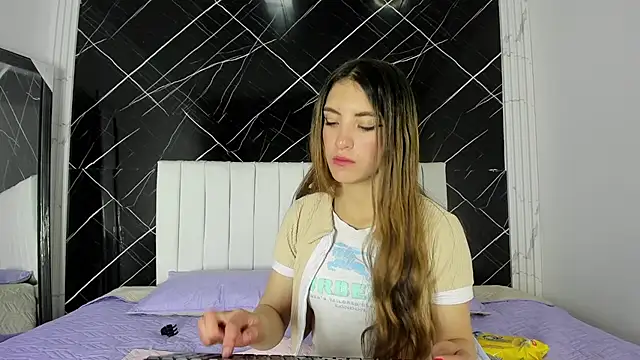 Snapshot of shirley_hott chatting on September 23, 2:15 pm shirley hott online show from September 23, 2:15 pm