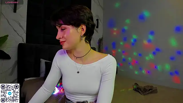 Adeline Perle online show from September 24, 2:54 am