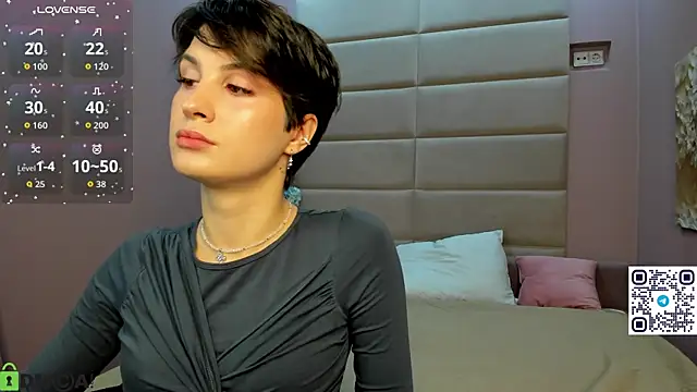 Adeline Perle online show from November 17, 1:06 am