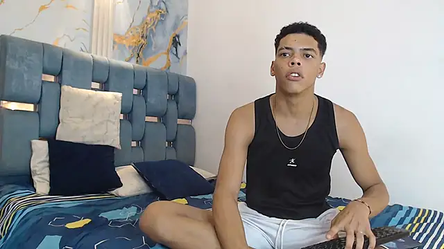 PRETTY FEM online show from February 12, 1:51 am