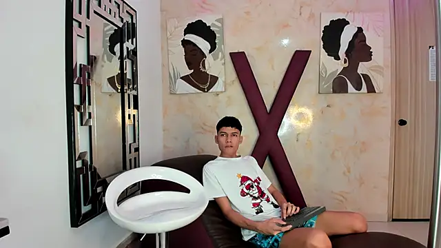 PRETTY FEM online show from March 31, 1:27 am