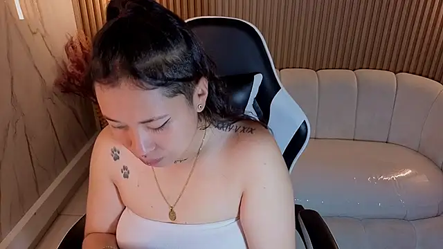 Hollypeyton Tp online show from October 28, 1:06 pm