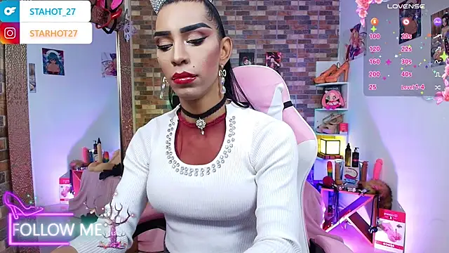 Snapshot of Starhott_ chatting on October 8, 2:27 am Starhott online show from October 8, 2:27 am