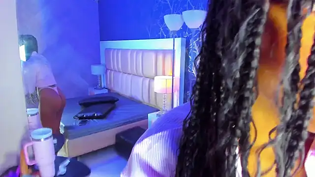 JulitPink online show from November 20, 11:55 am