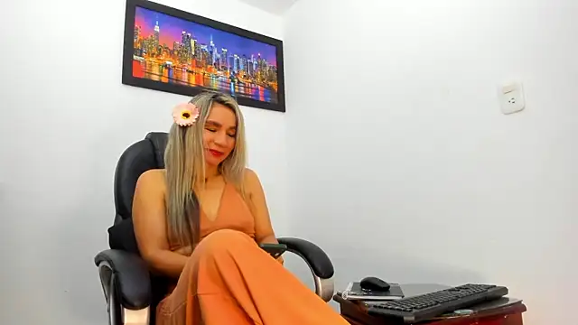 Snapshot of Ms_lunaRose chatting on October 2, 12:48 am Ms lunaRose online show from October 2, 12:48 am