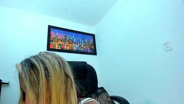 Snapshot of Ms_lunaRose chatting on October 18, 2:58 am Ms lunaRose online show from October 18, 2:58 am