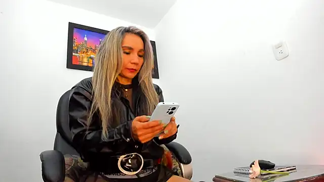Snapshot of Ms_lunaRose chatting on September 22, 1:37 am Ms lunaRose online show from September 22, 1:37 am