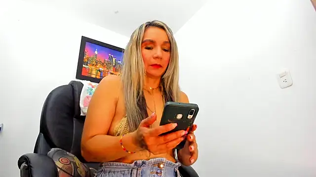 Snapshot of Ms_lunaRose chatting on October 5, 2:49 am Ms lunaRose online show from October 5, 2:49 am