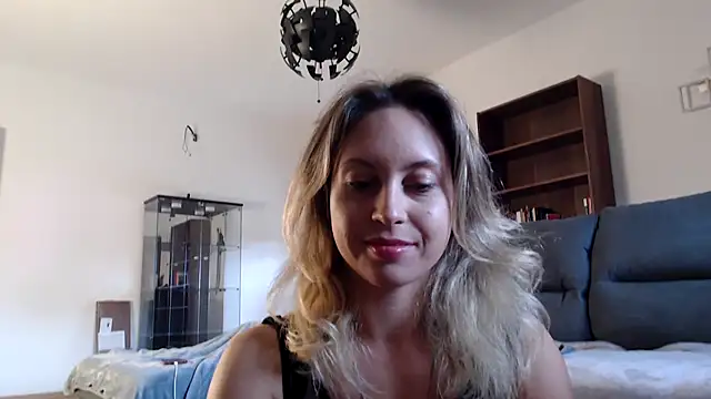 Snapshot of L_Sofia chatting on October 21, 11:03 am L Sofia online show from October 21, 11:03 am