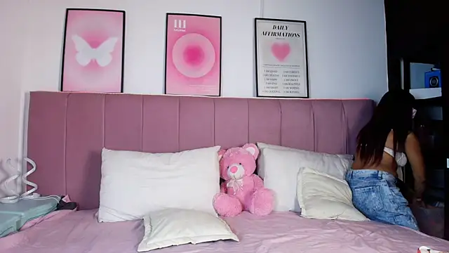 Naiaa Cruz online show from March 16, 8:02 pm