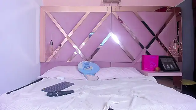 Sophia moo  online show from April 12, 4:37 am