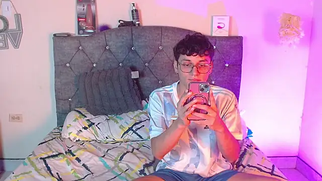 Snapshot of logan_willyams_ chatting on October 28, 10:36 pm logan willyams  online show from October 28, 10:36 pm