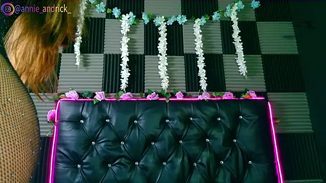  leda swan  online show from February 6, 1:03 pm