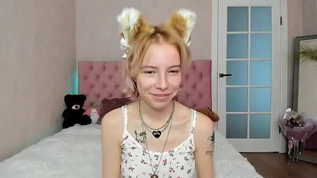 Snapshot of Pink_Lila18 chatting on September 18, 8:13 am Pink Lila18 online show from September 18, 8:13 am
