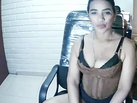 Snapshot of MiiaVelasquez chatting on October 19, 5:53 am MiiaVelasquez online show from October 19, 5:53 am