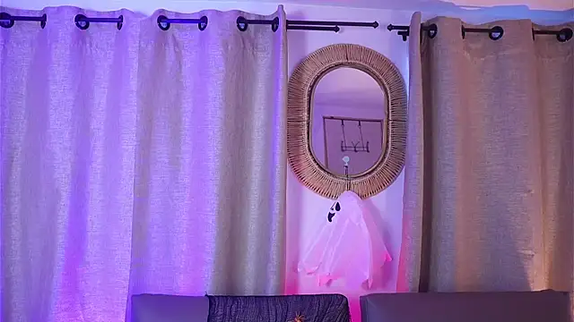 Arianaa Jones  online show from October 18, 1:25 pm