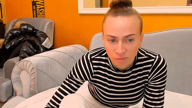 Roxee33 online show from November 17, 8:42 pm