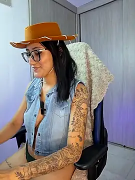 Snapshot of Cowgirl_isa chatting on October 29, 9:50 pm Cowgirl isa online show from October 29, 9:50 pm