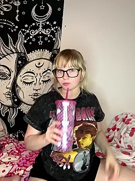 xoxokayy18 online show from January 9, 8:19 am