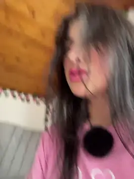 Mia salinass online show from December 1, 10:01 pm