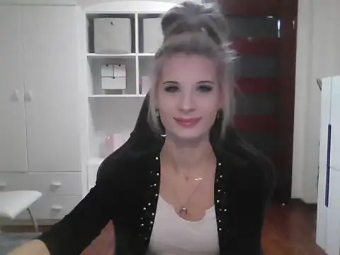 Snapshot of KristineGlow chatting on October 9, 7:45 am KristineGlow online show from October 9, 7:45 am
