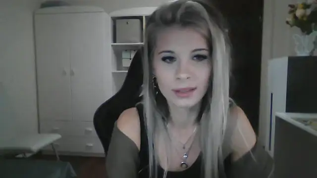 Snapshot of KristineGlow chatting on September 30, 2:01 pm KristineGlow online show from September 30, 2:01 pm