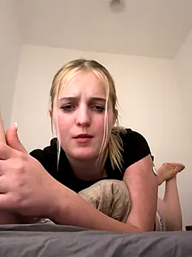 Snapshot of DieBlondeHannah chatting on September 14, 6:06 pm DieBlondeHannah online show from September 14, 6:06 pm