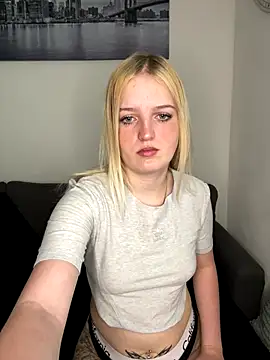 Snapshot of DieBlondeHannah chatting on October 3, 12:32 pm DieBlondeHannah online show from October 3, 12:32 pm