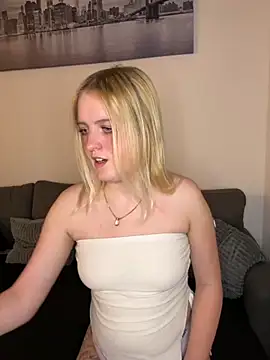 Snapshot of DieBlondeHannah chatting on October 7, 7:18 pm DieBlondeHannah online show from October 7, 7:18 pm
