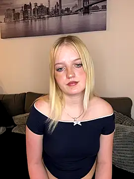 Snapshot of DieBlondeHannah chatting on October 5, 12:54 pm DieBlondeHannah online show from October 5, 12:54 pm