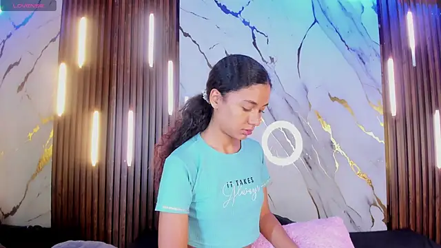 VictoriaDuart online show from November 8, 9:20 pm