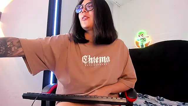 LolaXXXperience online show from September 17, 11:30 am