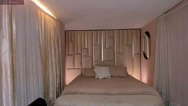 LucyWeiss  online show from October 8, 8:24 pm