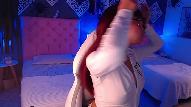 Maia Reficco online show from October 17, 12:52 pm