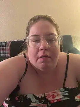 Snapshot of sexymommy1988 chatting on October 4, 3:34 am sexymommy1988 online show from October 4, 3:34 am