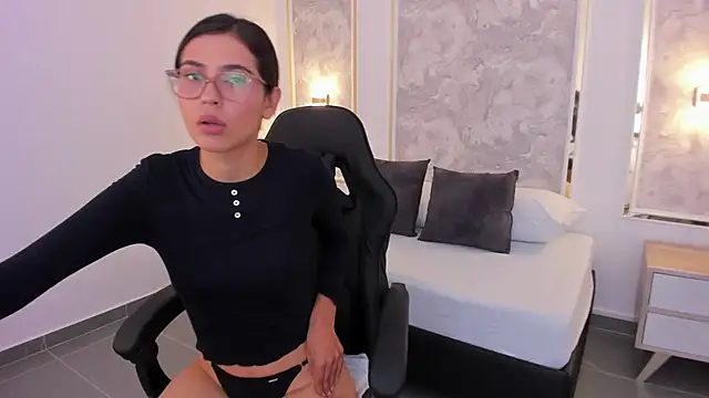 Snapshot of desireee_ chatting on September 16, 12:46 pm desireee online show from September 16, 12:46 pm