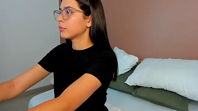 Snapshot of desireee_ chatting on September 18, 12:58 pm desireee online show from September 18, 12:58 pm