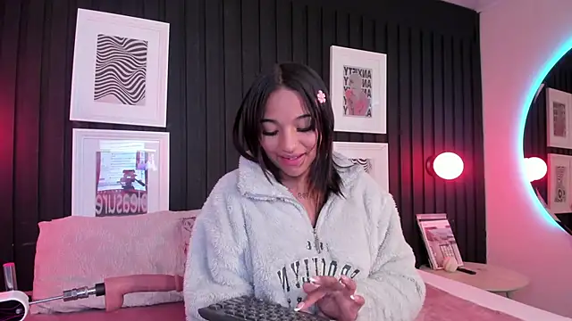 Manelyk evanss  online show from April 15, 6:08 pm