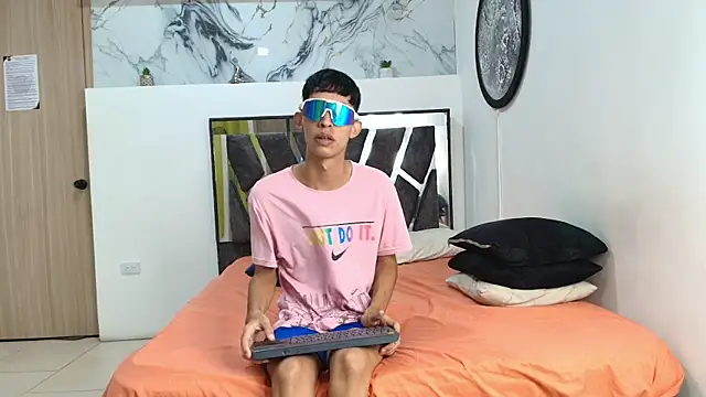 LONDON BOYS1 online show from November 18, 1:28 am