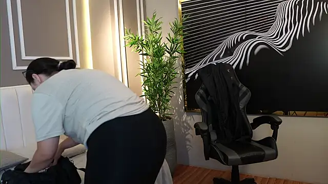 Tayler Kim online show from November 14, 8:09 pm