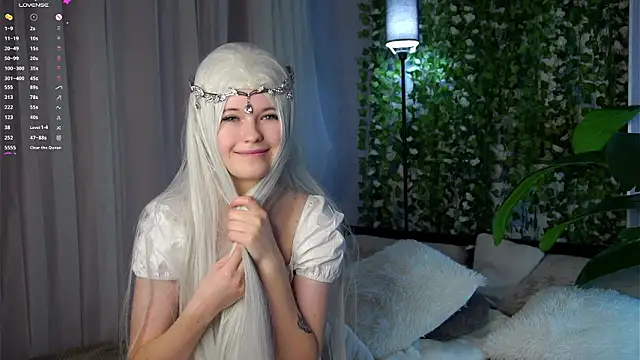 LynHillaire online show from March 12, 12:19 pm