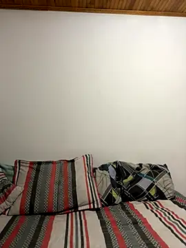 Snapshot of coupledesire18 chatting on October 31, 1:07 am coupledesire18 online show from October 31, 1:07 am