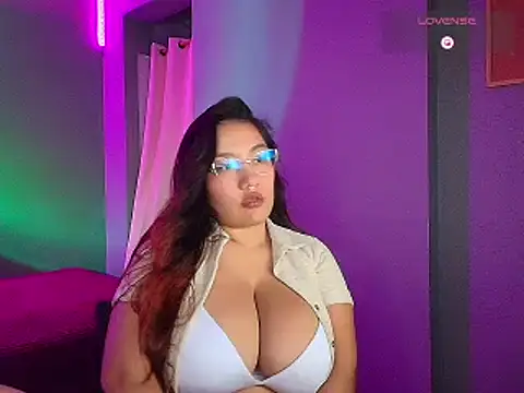 Snapshot of sophiejuicy_ chatting on October 11, 9:06 pm sophiejuicy online show from October 11, 9:06 pm