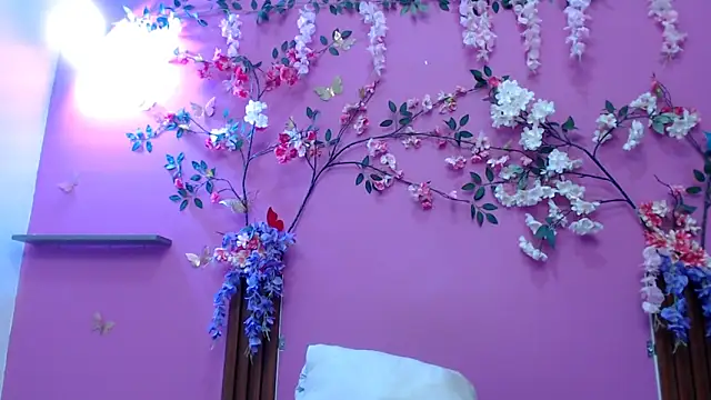 skinnysofia18 online show from April 20, 6:11 pm